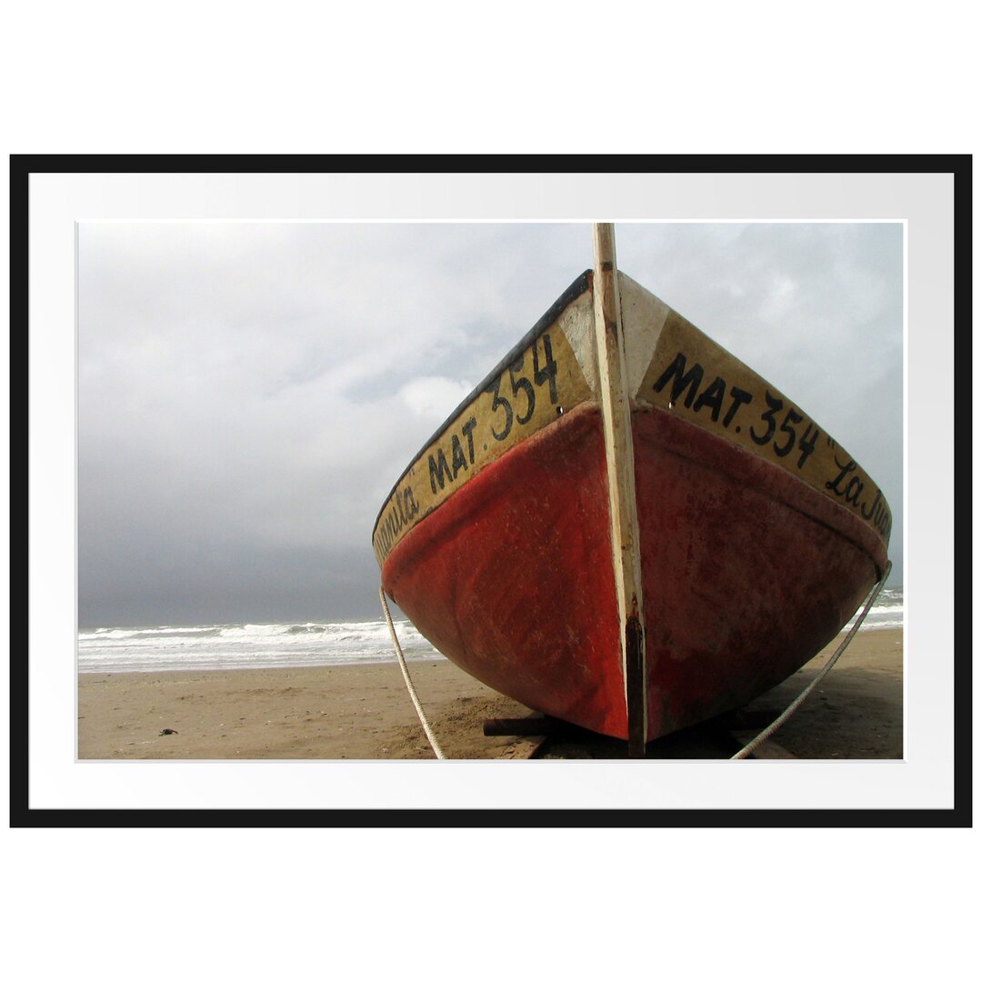 Gerahmtes Poster Kleines Segelboot am Strand