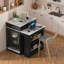 Îlot de cuisine avec table de salle à manger extensible, rangement double face, 2 tiroirs, prise de courant et tablettes latérales ouvertes-520303231