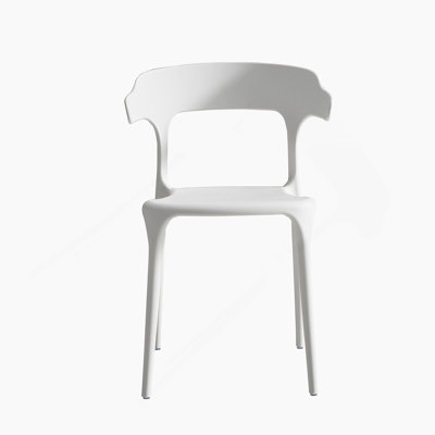 Un ensemble de 4 chaises empilées