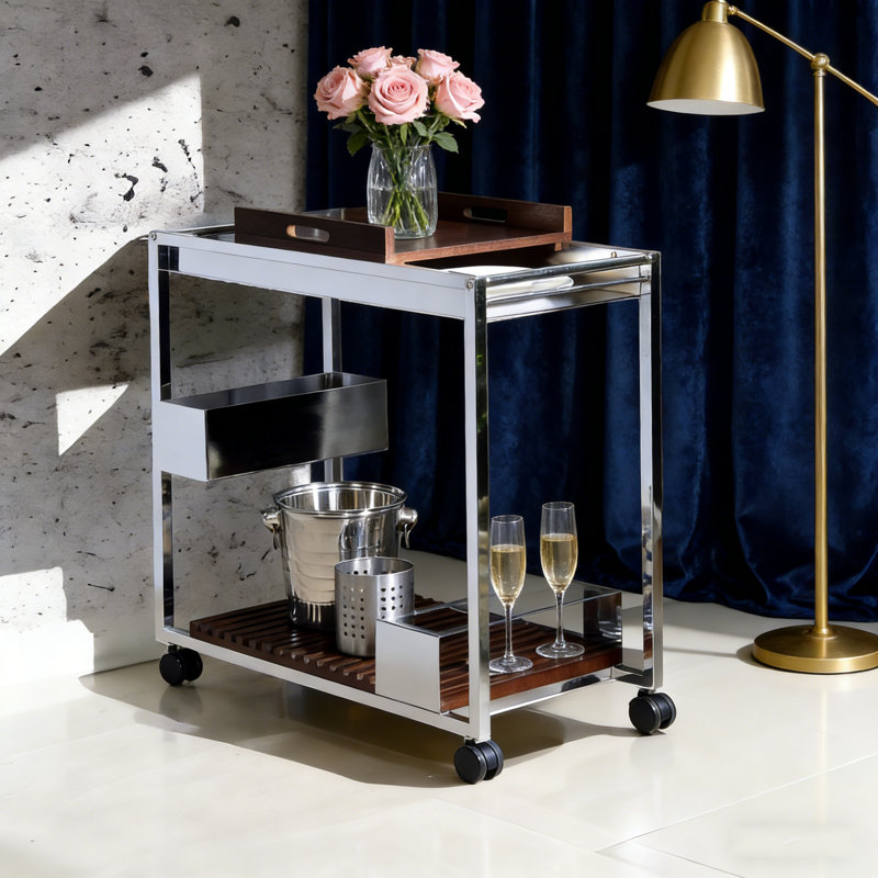 Chariot de service Lisses au fini chromé avec rangement pour le vin, plateau amovible et roulettes pour une utilisation polyvalente.