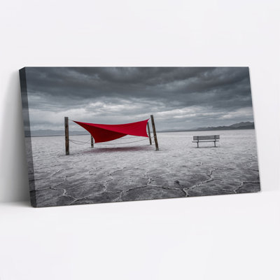 Toile rouge et banc sur toile de sel, art mural