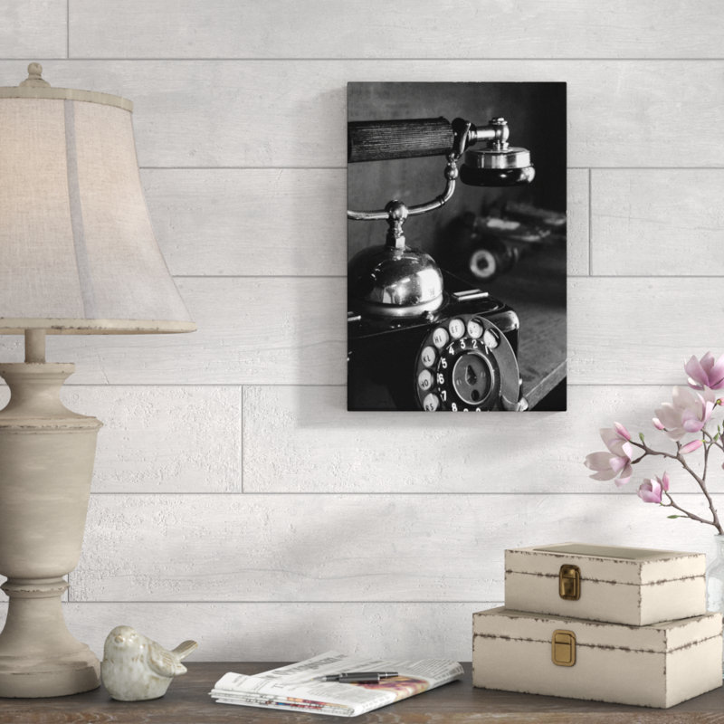 Téléphone noir et blanc - reproduction sur toile, H 18 po x l 12 po