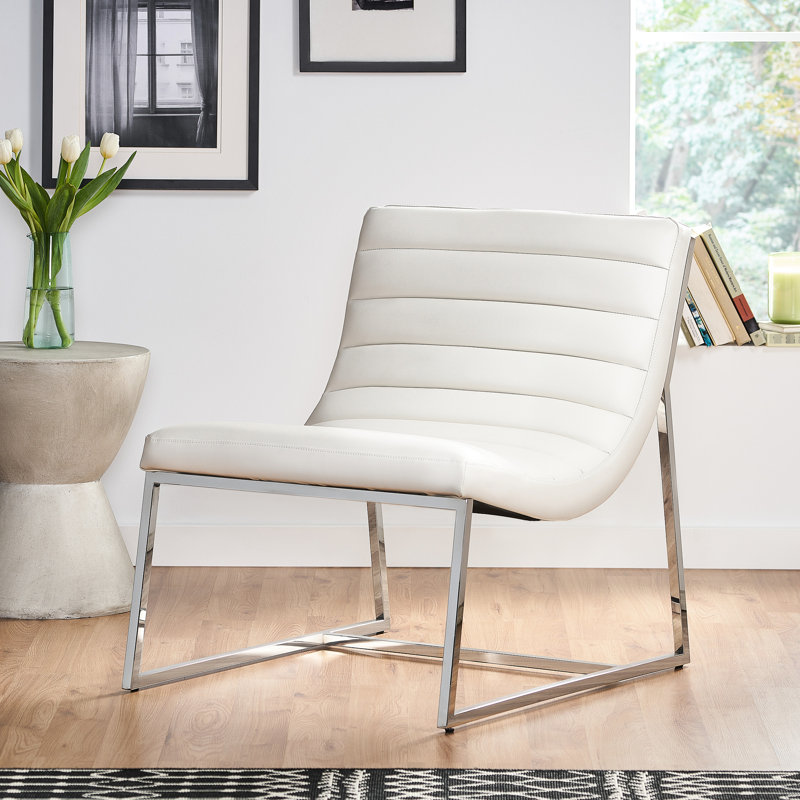 Fauteuil chic en cuir blanc avec base stable et siège confortable