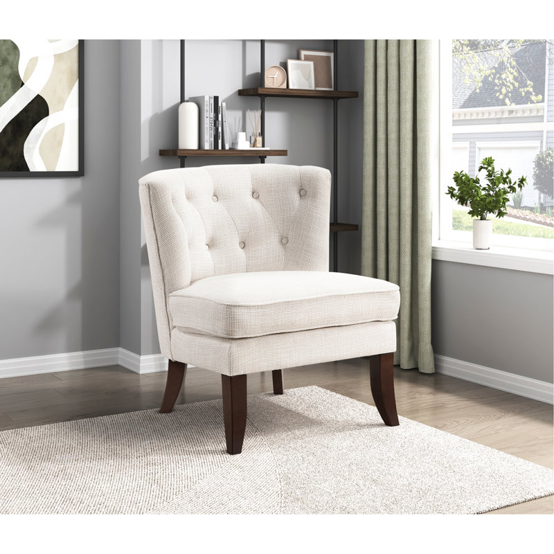 Chaise beige avec capitonnage à boutons gracieux, structure en bois massif pour un siège de salon chic, utilisation confortable des pieds