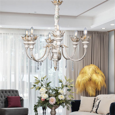 Lustre rétro blanc vieilli avec 6 lumières, design élégant et accents de cristal, éclairage de décoration intérieure