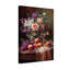 Arrangement floral de plantes et de fleurs avec un verre de fruits et de vin-759667617