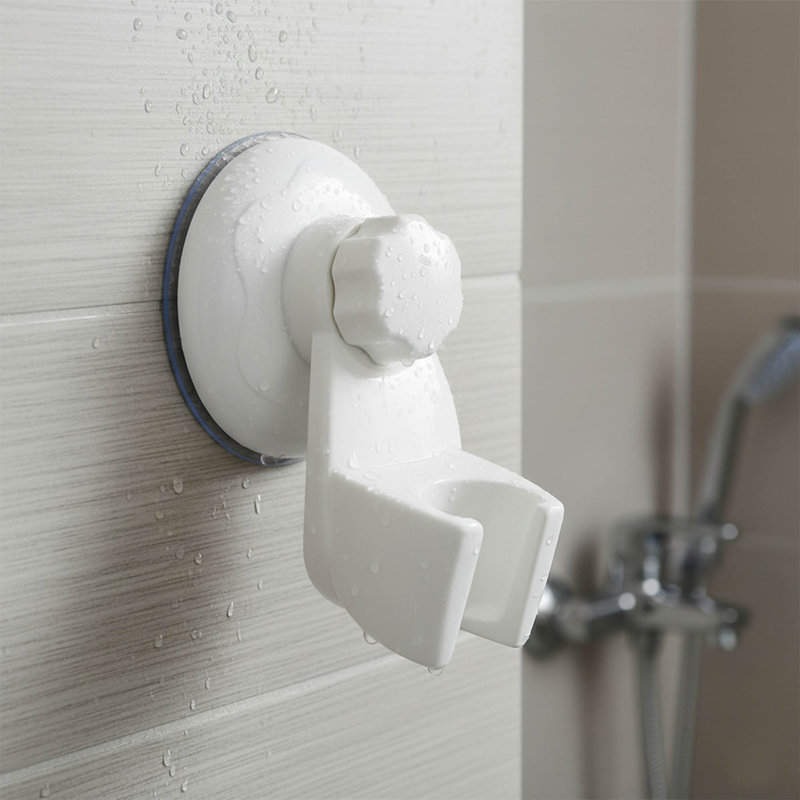 Espace de douche blanc fixé à la tête d’aspiration