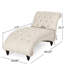 Chaise longue beige courbée avec capitonnage à boutons, piqûre en losange, pieds en bois de bouleau douillets en beige et surpiqués