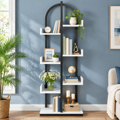 Les tablettes incurvées et décalées créent une bibliothèque d'angle blanche et noire à 6 niveaux, dotée de pieds réglables et d'un ensemble anti-basculement pour les bureaux, les chambres à coucher, les bureaux ou les salons.