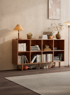 Bibliothèque moderne en bois large avec tablettes cubiques ouvertes et pieds surélevés pour le salon, la chambre à coucher ou le bureau à domicile