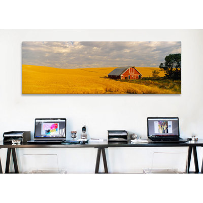 «Panoramic Barn in a Wheat Field in Palouse, Washington», reproduction de photo sur toile