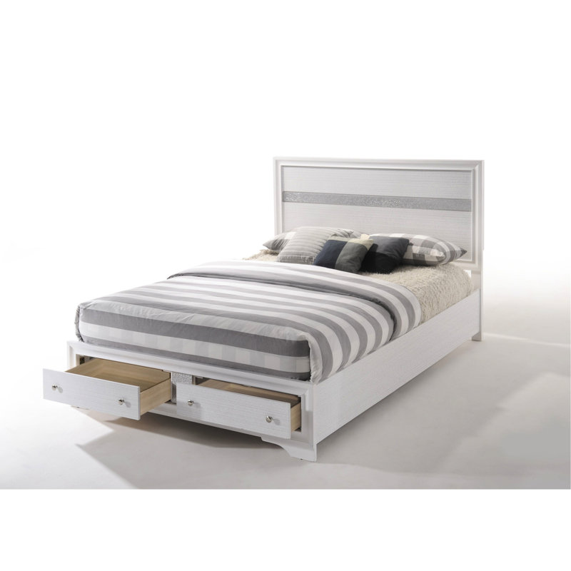 Grand lit blanc avec rangement et espace de rangement