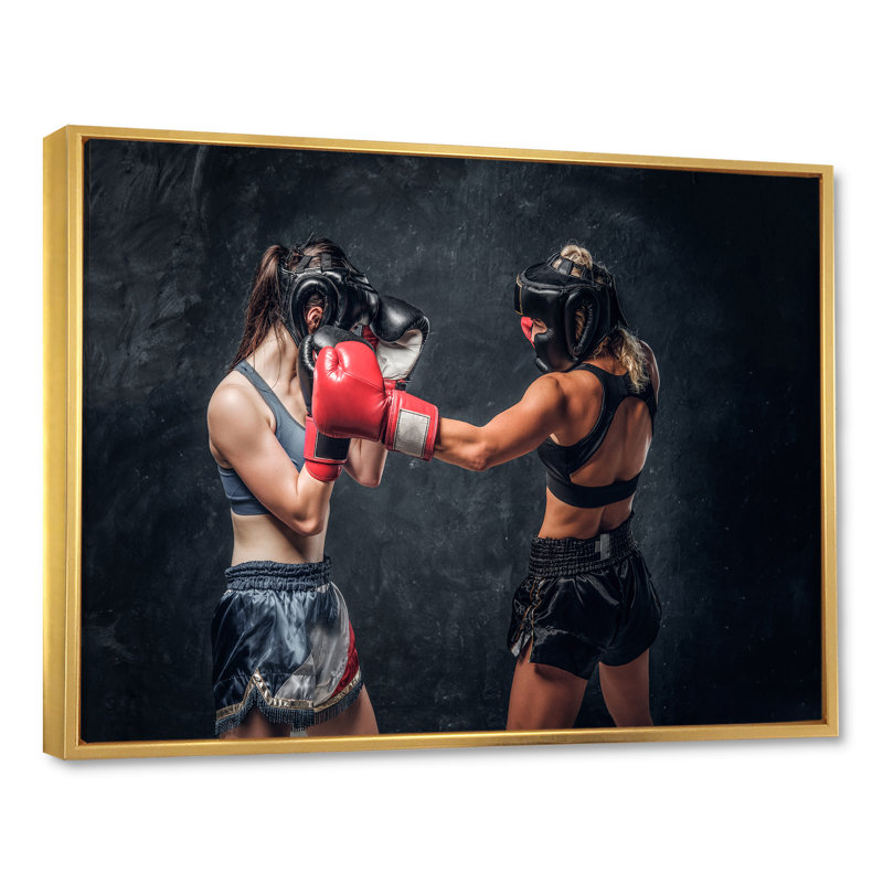 Deux boxeuses se battant sur toile, Cadre flottant doré, H 16 po x l 32 po x P 1 po