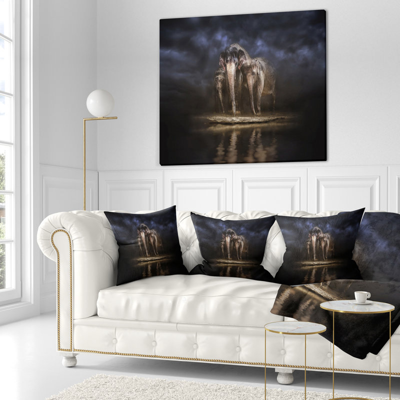 Éléphants arrosant dans la rivière - Coussin imprimé animal, 16 po x 1 po, Coussin décoratif