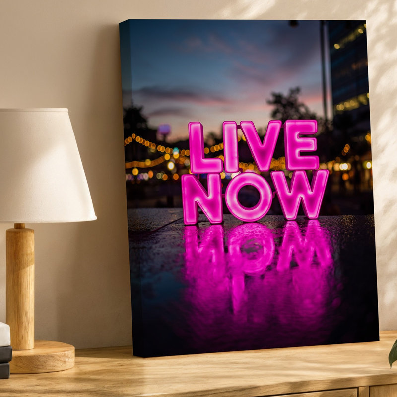Toile «A Vibrant Neon Sign Spelling», H 12 po x l 9 po