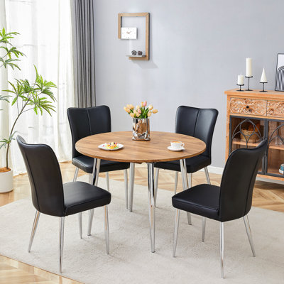 Ensemble de table et de chaises. Avec un mécanisme extensible, le plateau de table en panneau de fibres à densité moyenne à grain de bois et des pieds en métal argenté possède une surface lisse. Elle est également dotée de 4 chaises en polyuréthane noir avec un motif à rayures verticales sur le dossier.