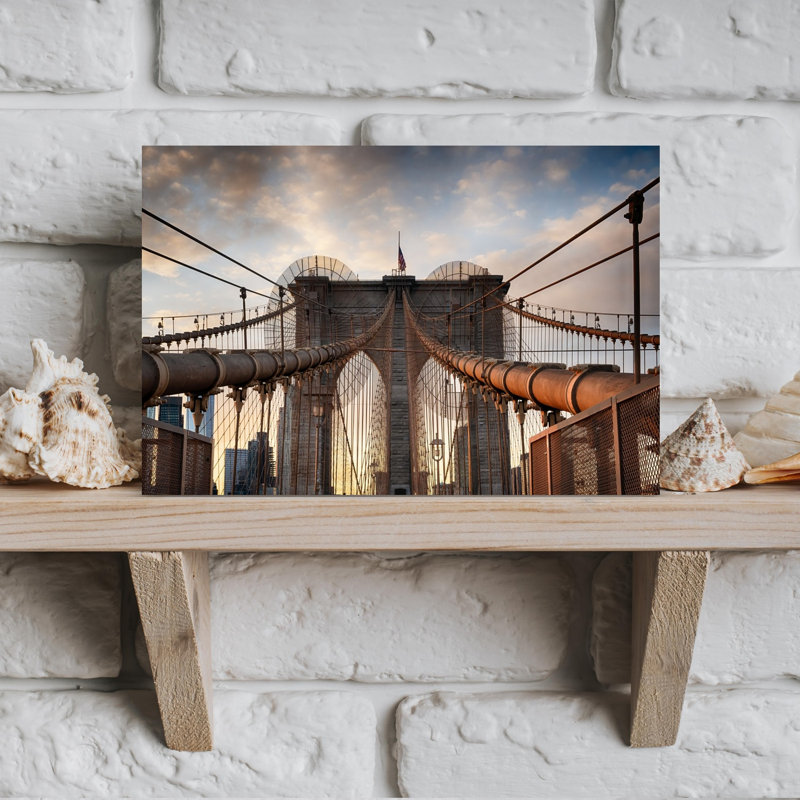Affiche murale représentant le pont de Brooklyn à l'heure dorée, une architecture contemporaine abstraite et spectaculaire.