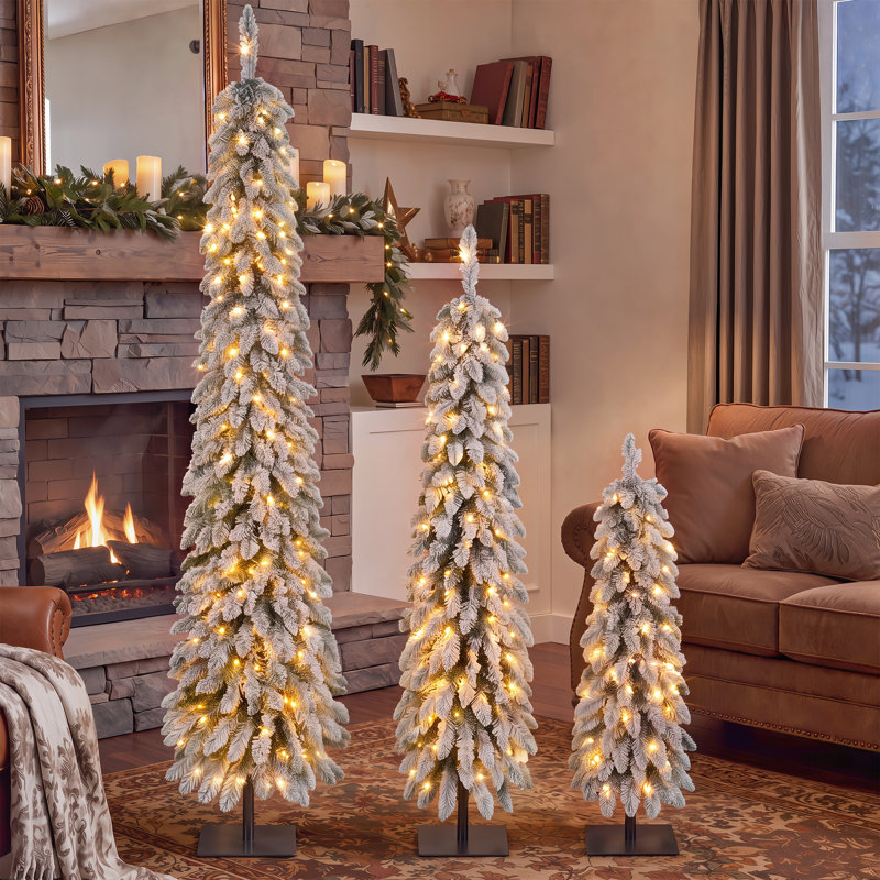 Ensemble de 3 sapins de Noël artificiels fins, pré-illuminés et enneigés (1,2 m, 1,8 m et 2,4 m), 750 extrémités de branches, 480 lumières DEL avec 8 modes d'éclairage, lumière chaude et base plate en métal pour la décoration intérieure des fêtes.
