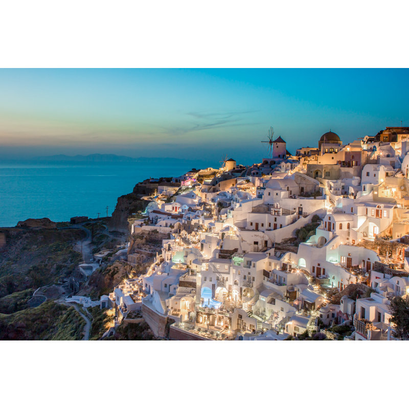 Ville côtière, côte méditerranéenne, soirée, OIA, Grèce, lumières, H 24 po x l 16 po x P 1,5 po