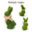 Mignonne statue de lapin printanier, texture d'herbe verte avec nœud floral rose