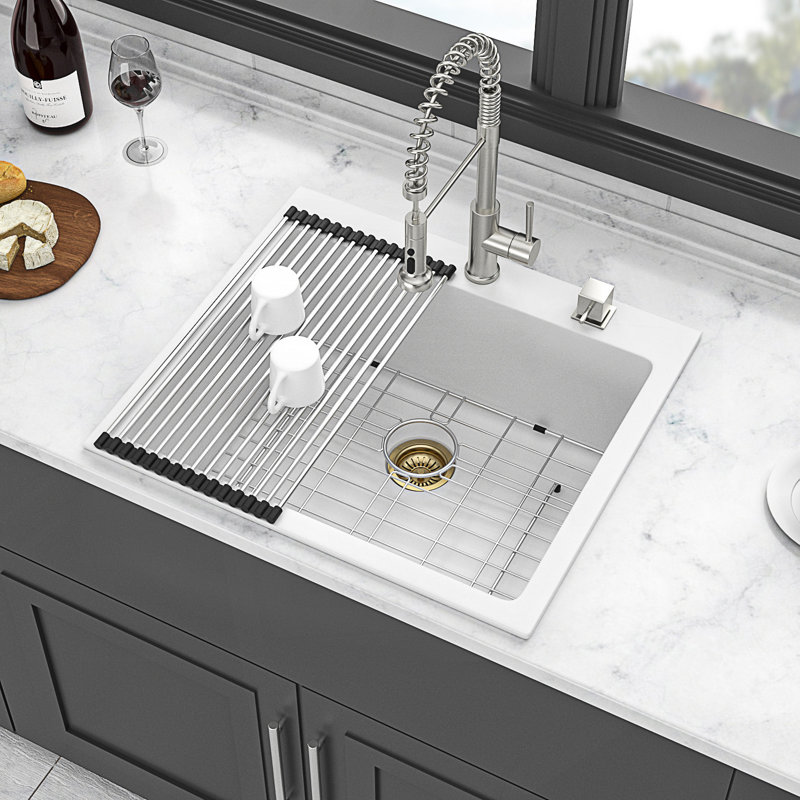 Évier de cuisine à simple cuve avec surface à réduction de bruit, résistante aux égratignures et facile à nettoyer.