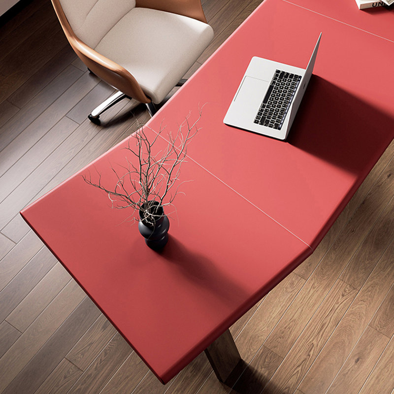Bureau en bois massif rouge Free Form + Barenia, H 29,53 po x l 62,99 po x P 31,5 po