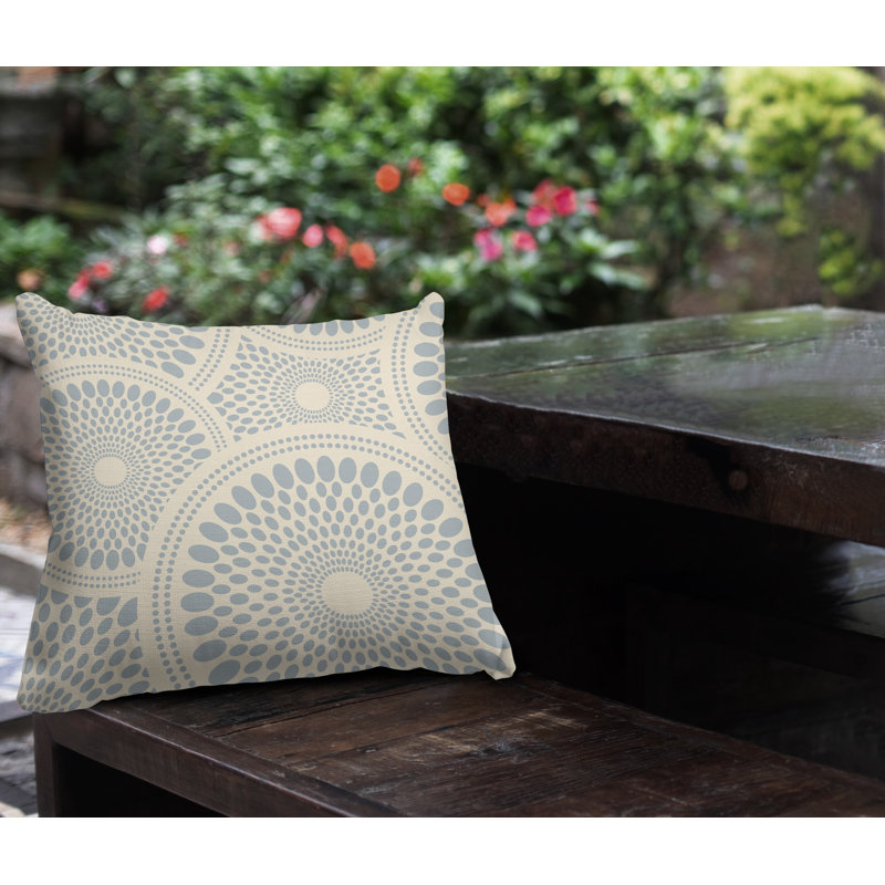 Coussin décoratif intérieur / extérieur Pierson Tribal Abstract, L 17 po x H 17 po, gris