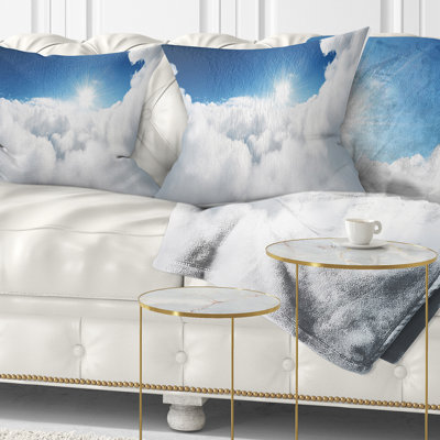Coussin à imprimé paysage bleu et soleil sur nuages