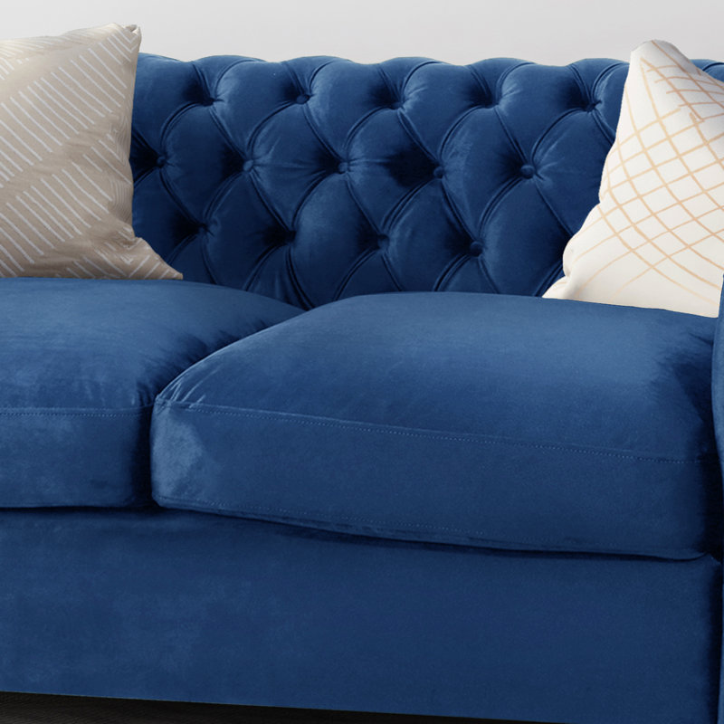 Boutons profonds en velours bleu marine pour un décor intérieur chic dans un salon