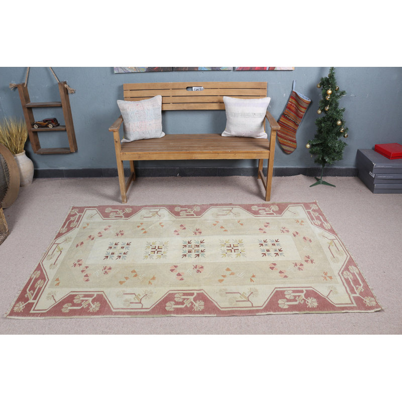 Découvrez l'élégance de ce tapis turc beige antique idéal pour votre cuisine ou votre salon