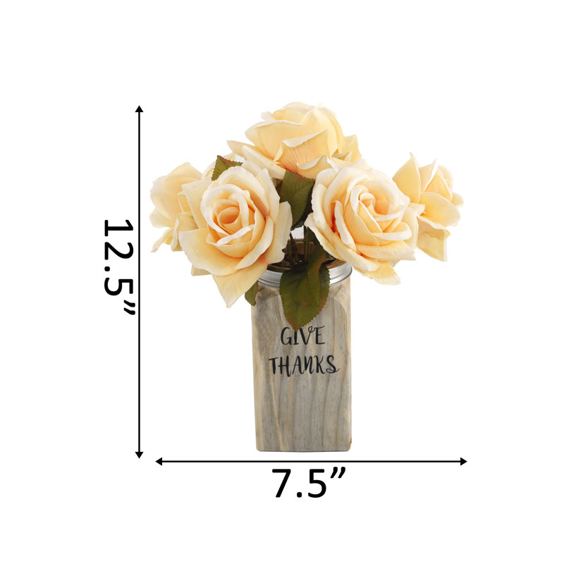Arrangement floral pour roses pêche dans un pot de fleurs