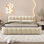Grand lit plateforme tapissier avec tissu épais, lit au sol avec structure solide, beige