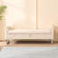 Banc de rangement en velours beige avec accoudoirs, idéal pour le salon, l'entrée ou la chambre.