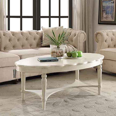 Table basse à charme français antique avec tablette inférieure, peu encombrante pour le salon