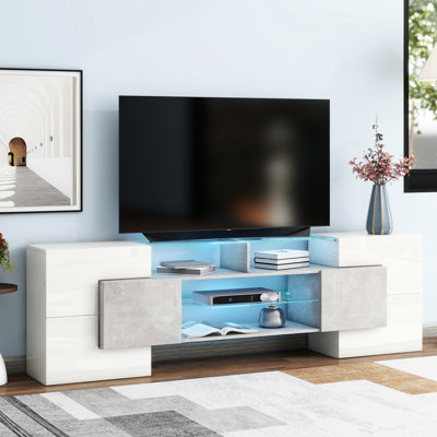 Meuble télé gris avec lumières changeantes, amplement de rangement pour support multimédia contemporain et éclairage organisé