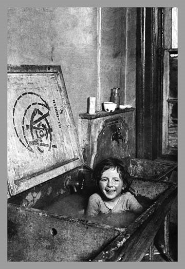 Reproduction de photo pour enfant, salle de bain à l’évier, H 42 po x l 28 po x P 1,5 po