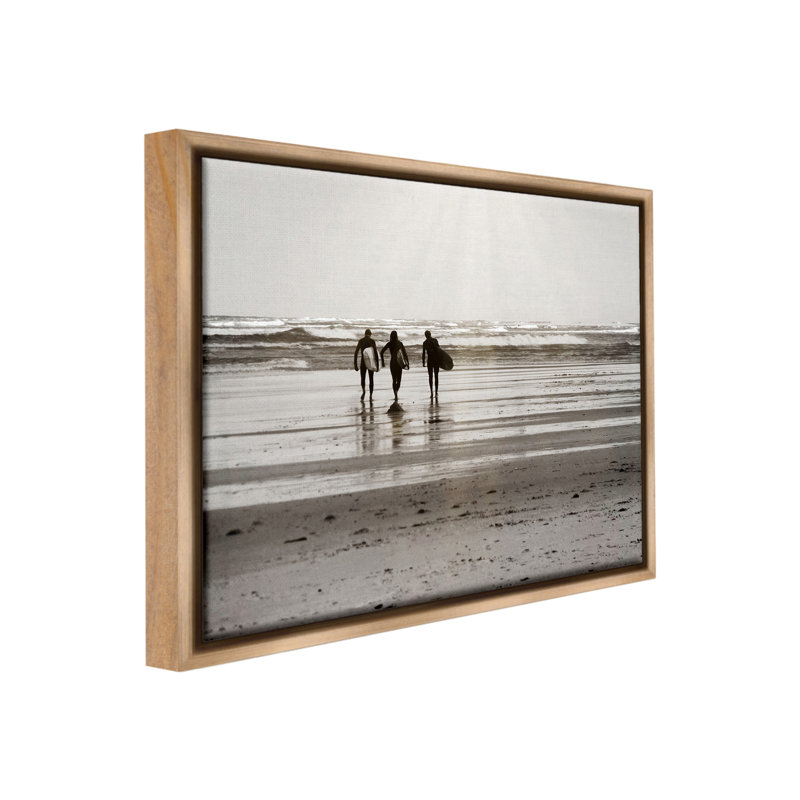 «Strolling Surfer Friends» sur, Cadre flottant orme Montalcino, H 17 po x l 21 po
