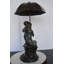 Fontaine en bronze pour enfants jouant sous le parasol de la collection Nifao - Taille: L 20 po x l 20 po x H 37 po.