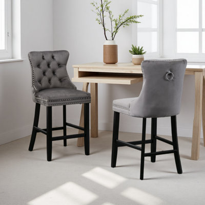 Tabourets de bar contemporains rembourrés en velours avec décoration capitonnée à boutons et pieds en bois, garniture cloutée en chrome, chaises de bar de style loisir, tabourets de bar, ensemble de 2