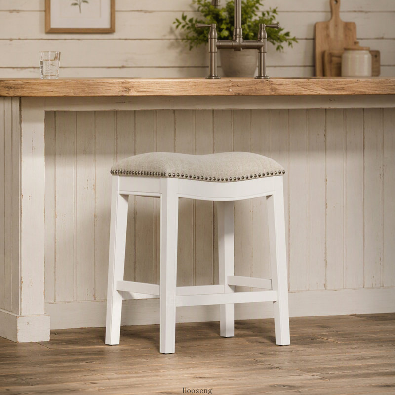Tabouret de bar 1 pièce en bois sans dossier à hauteur de comptoir de 26 po, siège de selle avec garniture cloutée, structure blanchie de campagne, siège rembourré gris