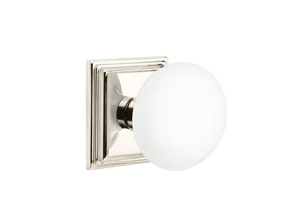 Ensemble de mortaise intérieure Emtek avec rosette Wilshire et bouton en porcelaine blanc glacé (droite), Nickel poli