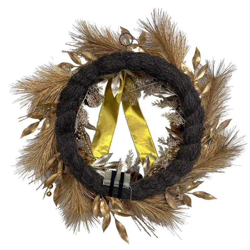 Couronne de Noël ornée de pommes de pin et d'ornements pré-éclairés avec minuteur en or 26 po