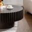 Table basse ronde en bois de style olive à piédestal robuste fabriquée à la main pour le salon-508626716-508626713