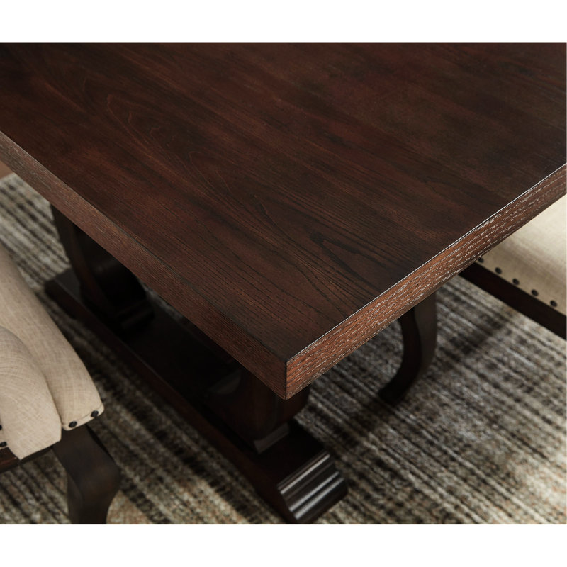 Table de salle à manger brun antique, de forme rectangulaire, alliant style traditionnel et moderne, avec repose-pieds de style tréteau pour table de pièce en finition, bois franc asiatique, base en laiton
