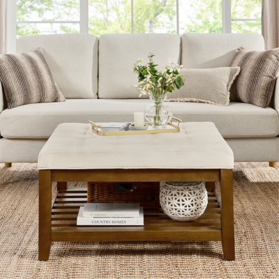 Repose-pieds rembourré polyvalent avec rangement et confort, idéal pour la détente et l'organisation dans n'importe quelle pièce.