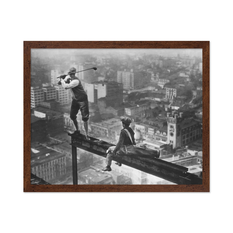 Golf sur un gratte-ciel, Affiche, H 16 po x l 20 po, Encadrement brun