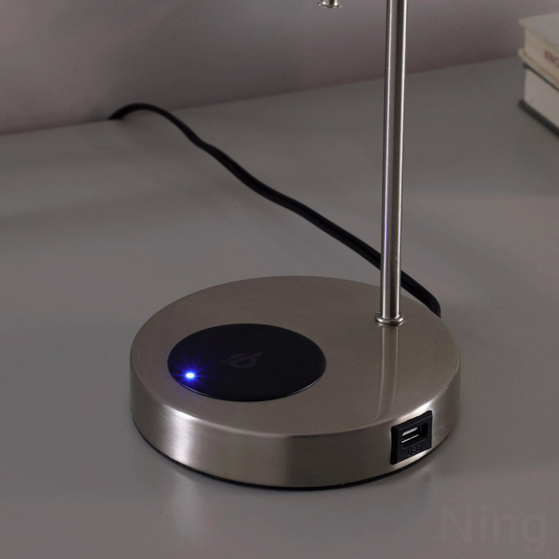Lampe de table en argent brossé avec base de recharge sans fil et port USB - Abat-jour en lin blanc avec couture en cuir noir