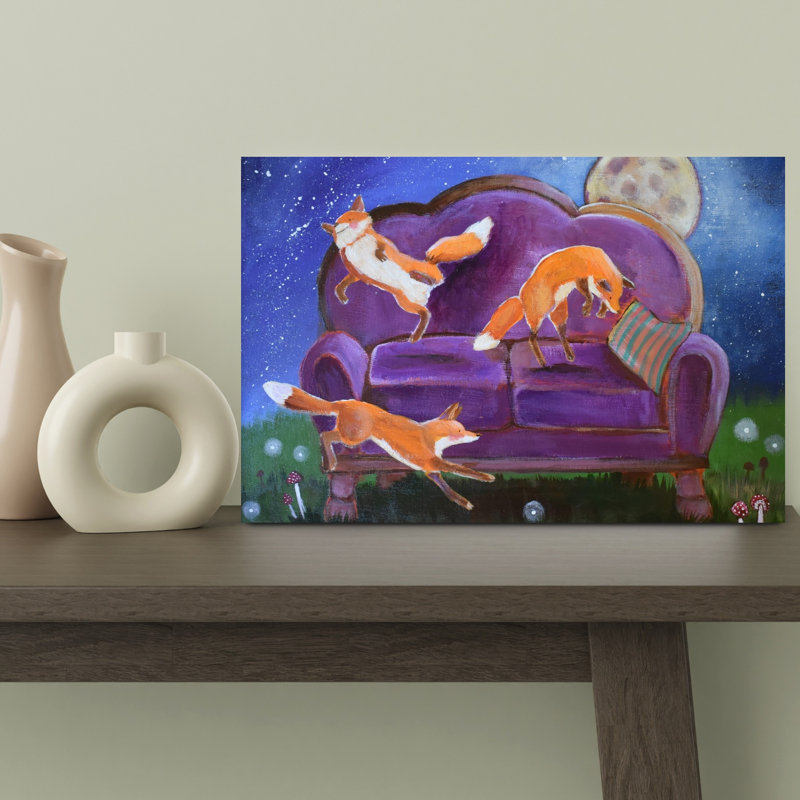 Affiche murale « Renards fantaisistes sur canapé violet » représentant un renard espiègle, serein et fantaisiste dans la nature et la forêt