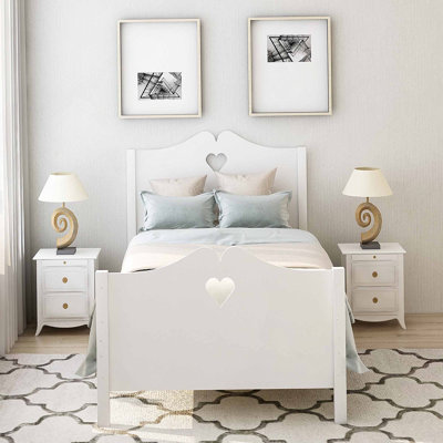 Lit plateforme simple avec support à lattes de bois, tête de lit et pied de lit pour une expérience de sommeil confortable et élégante.