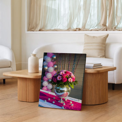 Toile, arrangement floral vibrant dans une boule disco brillante, vase rempli de roses luxuriantes et de marguerites gaies sur toile verte
